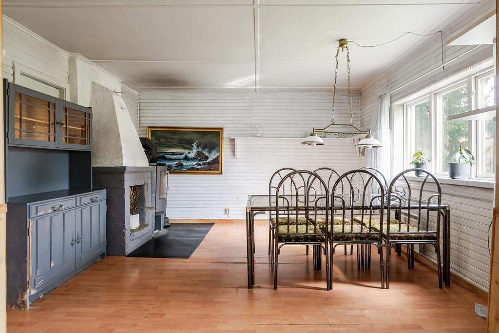 Matsalen innan för allrummet, här finns både öppen spis och en kamin. 