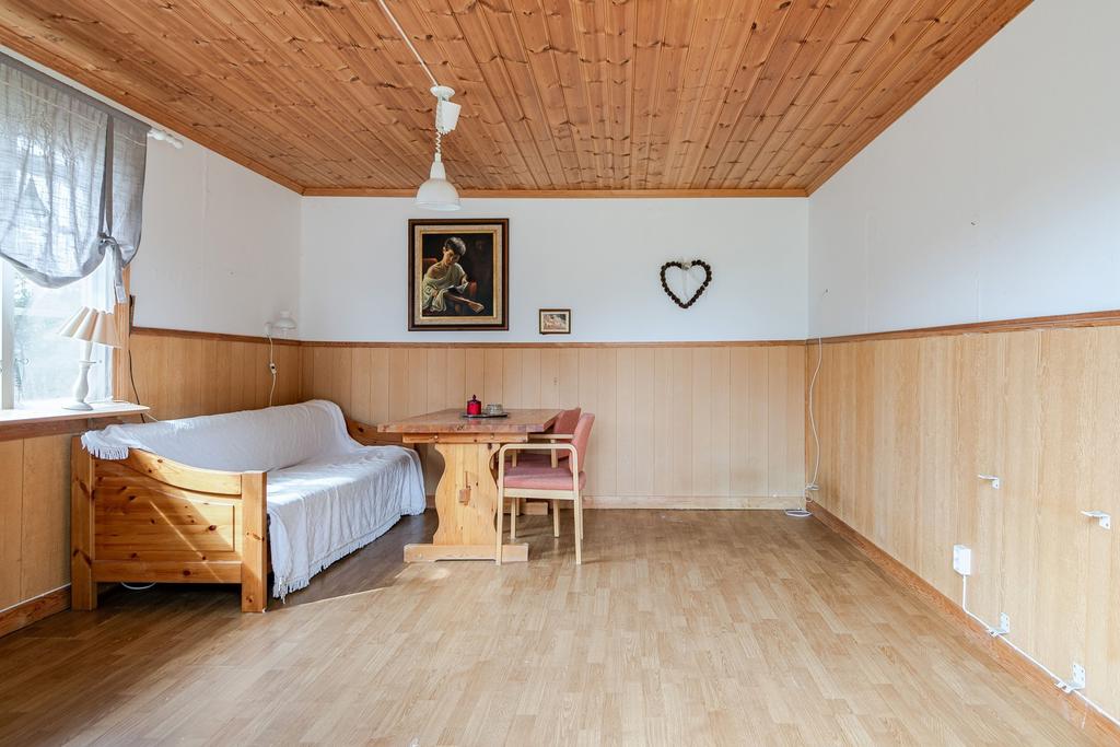 Fristående stugan invändigt perfekt som kontor eller gästhus.