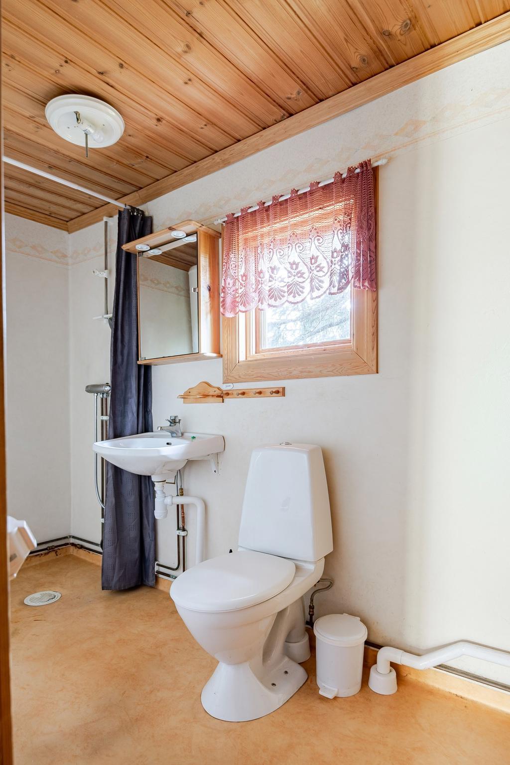 WC med dusch och tvättmaskin. 