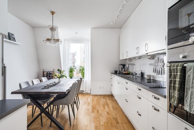 Stilrent kök med plats för större matbord 