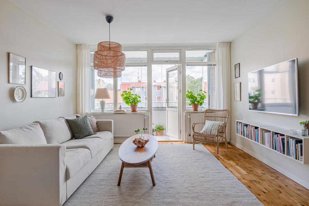 Vardagsrummet har utgång till inglasade balkongen