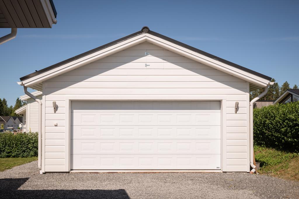 Stort garage med snygg, fjärrstyrd port
