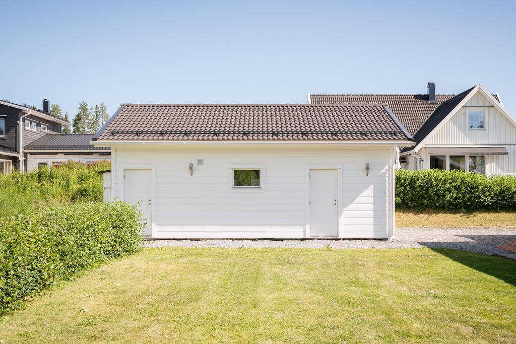 På baksidan av garaget finns extrarum/förrådsrum.