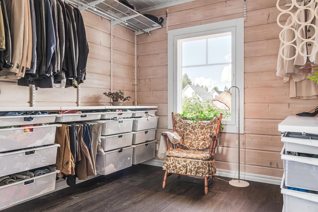 Sovrum 5. Walk-in-closet.