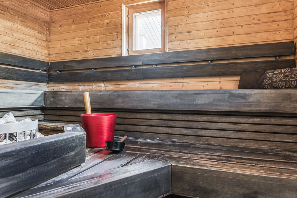 Påkostade bastu med mekanisk ventilation, dubbla fönster, vatten och avlopp samt fin Harviakamin modell Cilindro.