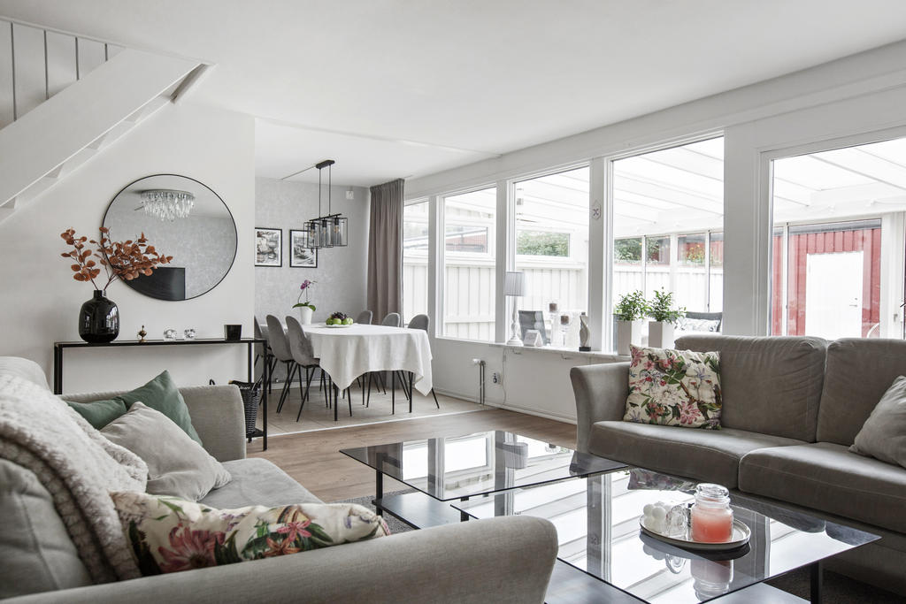 Vardagsrum med öppen planlösning...