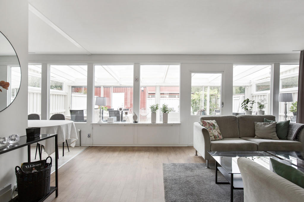 Fint ljusinsläpp med stora fönsterpartier och utgång till..