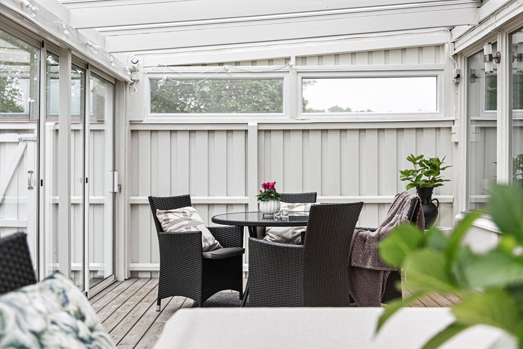 Inglasat uterum med plats för loungegrupp 