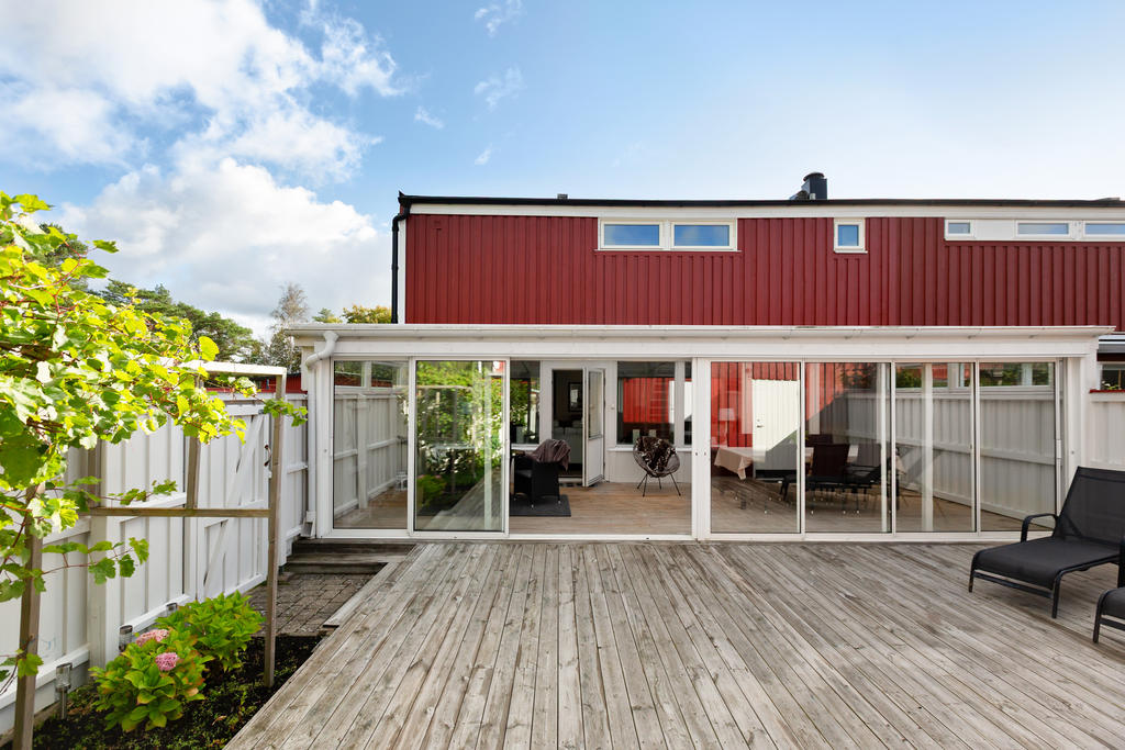 Stor altan med plats för utemöbler 