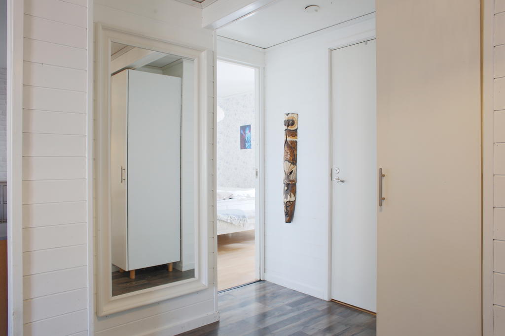 Hall med vy mot badrum och sovrum 2