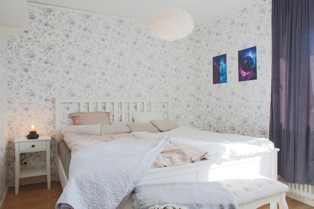 Sovrum 2, ljust och trivsamt med plats för dubbelsäng