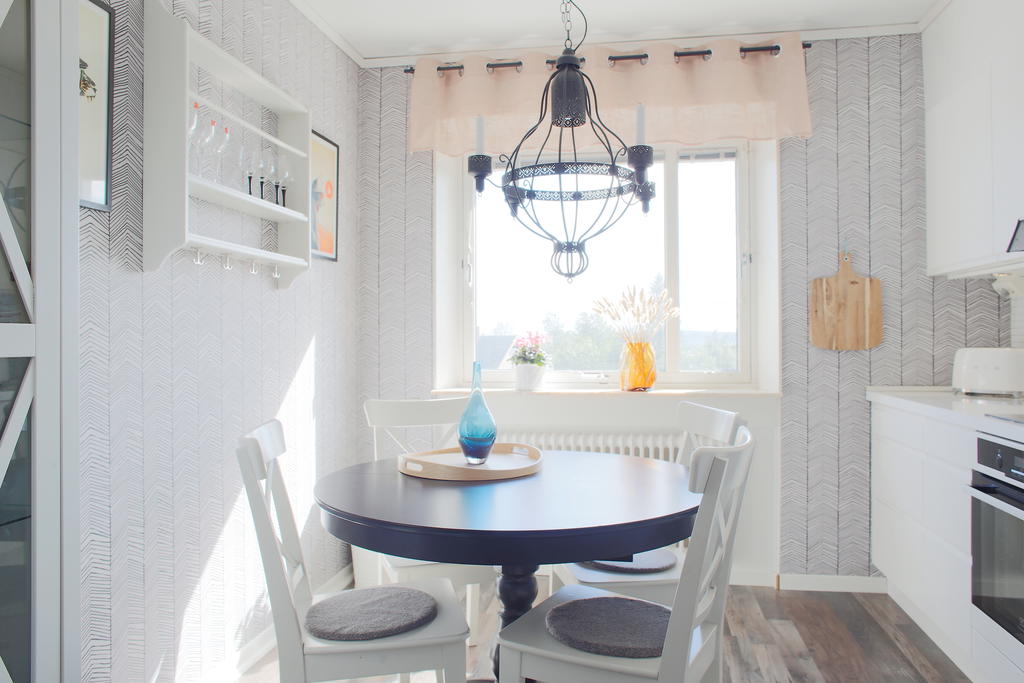 Plats för matbord och fina ytskikt på väggar och golv