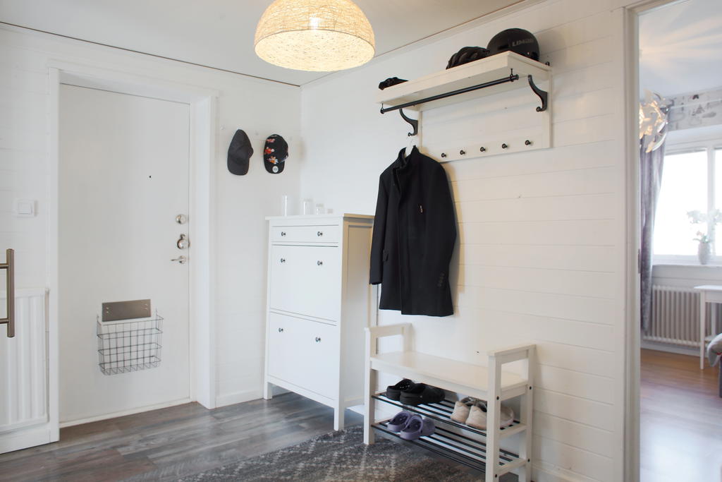 Ingång till öppen, ljus hall med klädavhängning på hatthylla