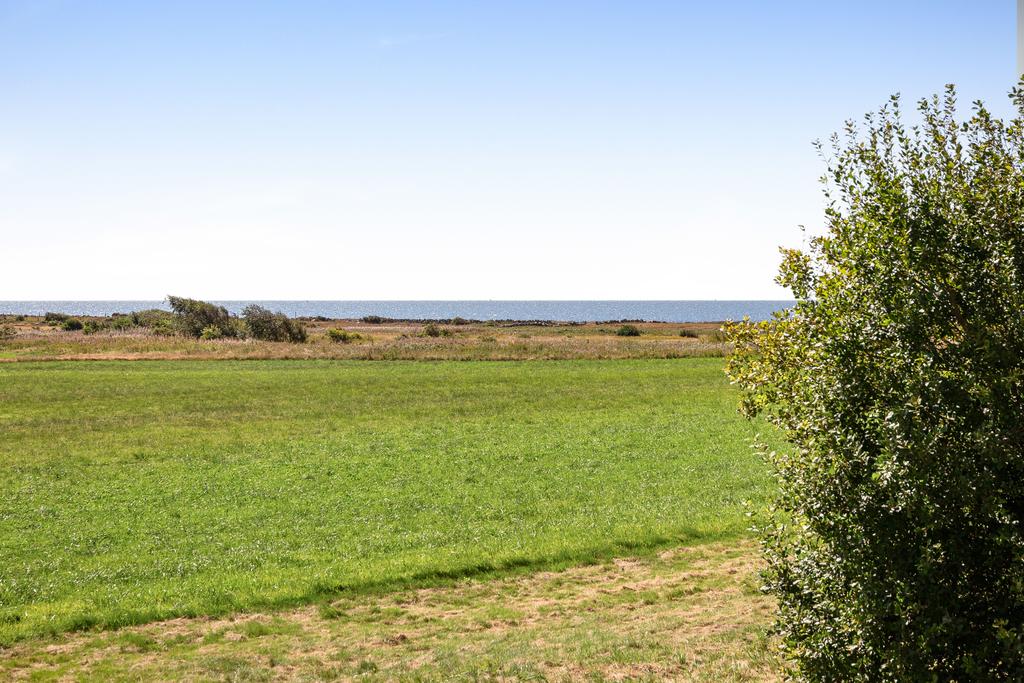 På ena sidan tomten är det öppen mark mot havet!