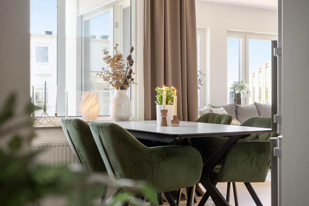 Social planlösning med kök och vardagsrum i anslutning till varandra
