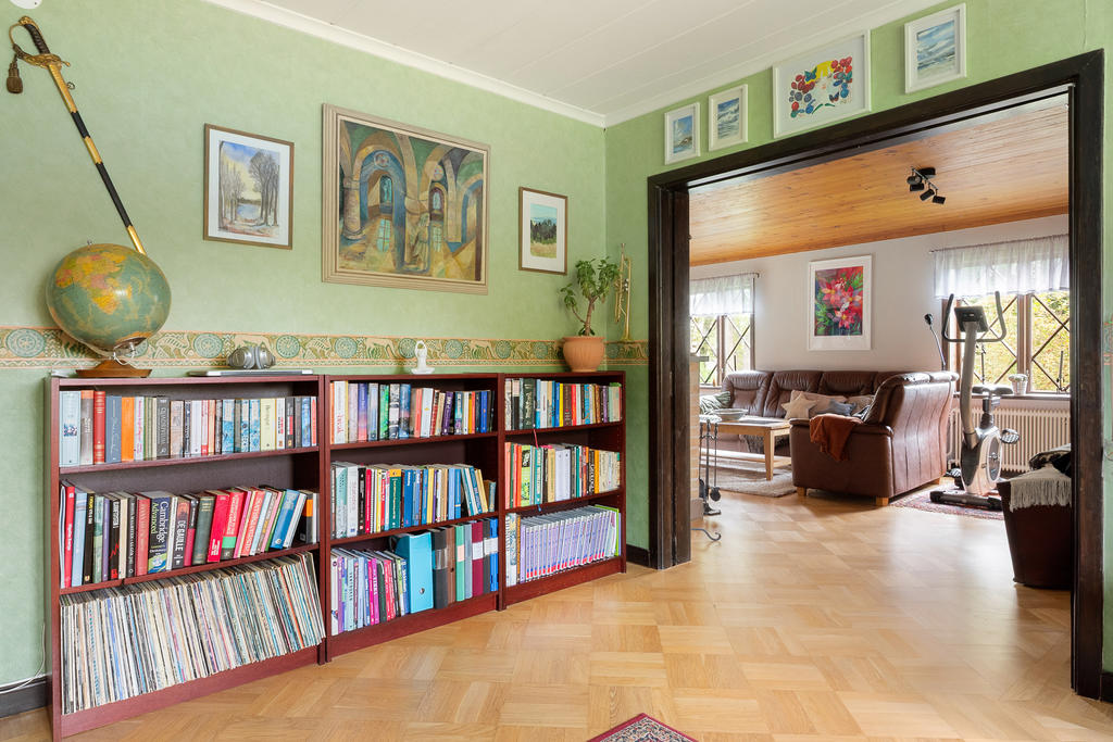 Bibliotek mot vardagsrum