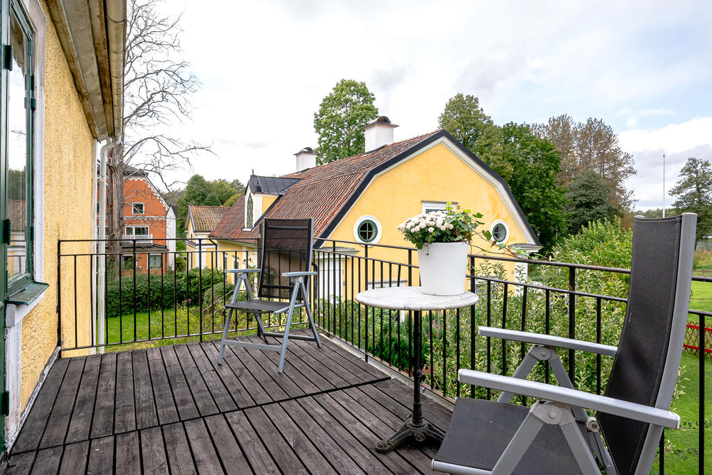 Rejäl och kvällssolig balkong