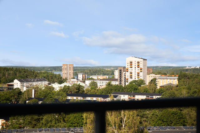 Välkommen till Fabelvägen 9, våning 7 med sjöglimt från din egna balkong