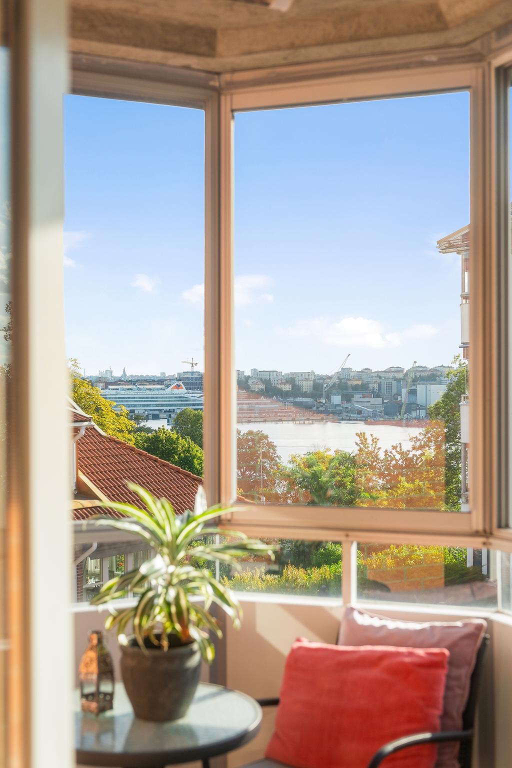 Lägenheten bjuder vidsträckt sjöutsikt med Stockholms Skyline i fonden