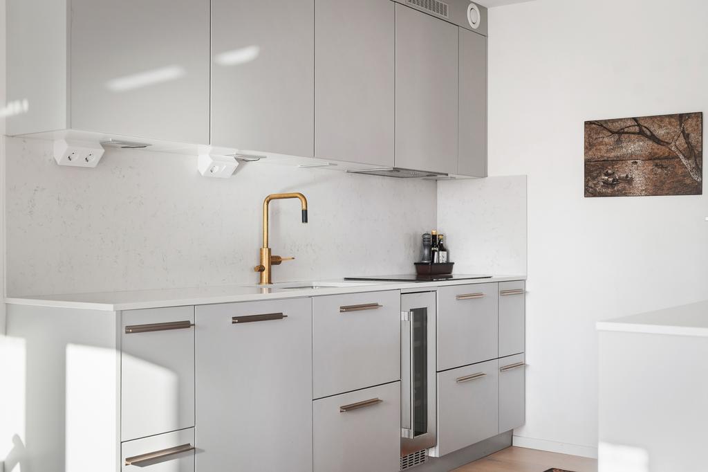 Genomgående topprenoverat kök ifrån KVIK med  tåliga marmorerade bänkskivor ifrån Silestone 