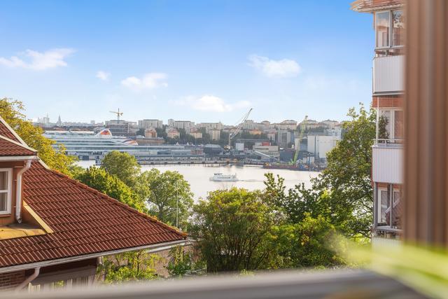 Varmt välkommen till en riktig drömlägenhet i Brf Hiertagården på Herserudsvägen 8 i Lidingö