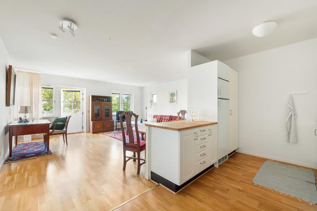 Helt öppen planlösning mellan kök och vardagsrum