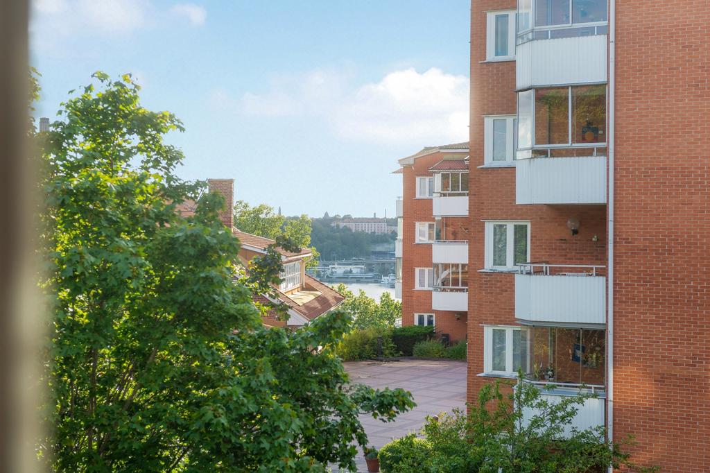 Vilsam utsikt från lägenhetens delvis inglasad balkong