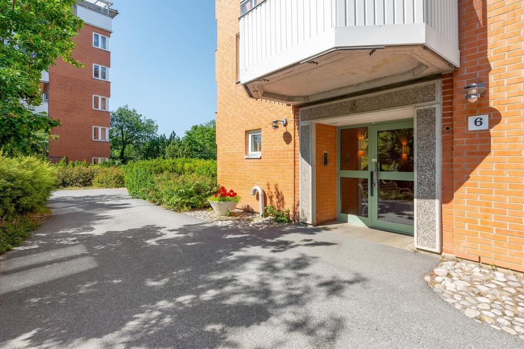 Solig entré med kodlås och dörröppnare