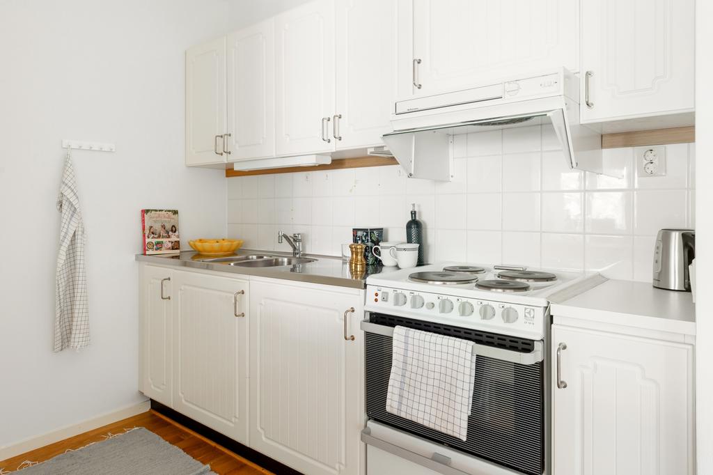 Välutrustat kök i vitt utförande