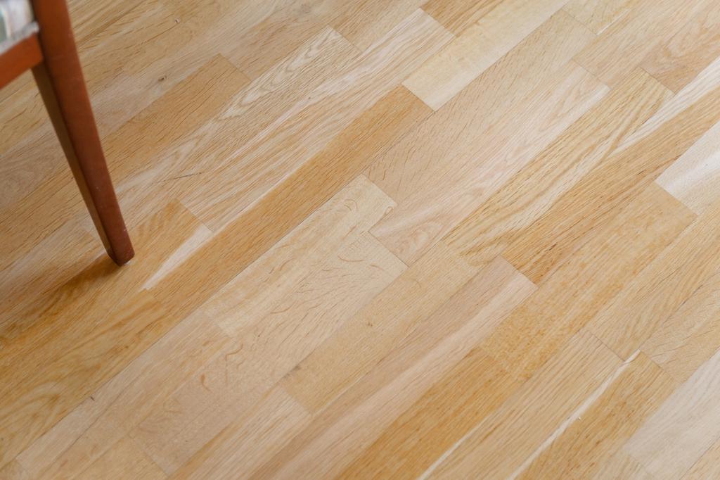 Genomgående parkettgolv i kök och vardagsrum