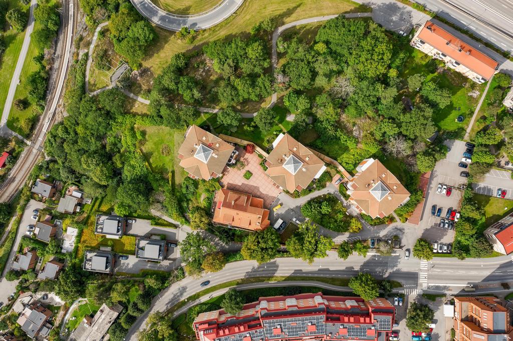 Föreningens  hus och grönskande parkliknande trädgård från ovan