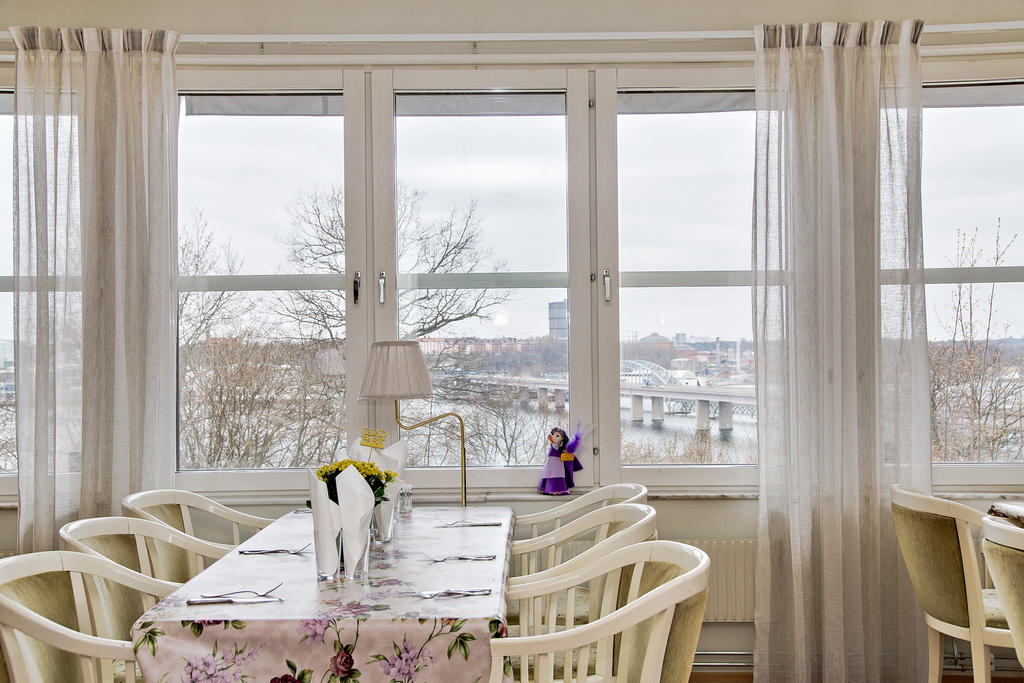 Restaurang med vidsträckt utsikt mot Lidingöbron och Stockholms City i fonden och möjlighet för föreningens medlemmarna att äta 