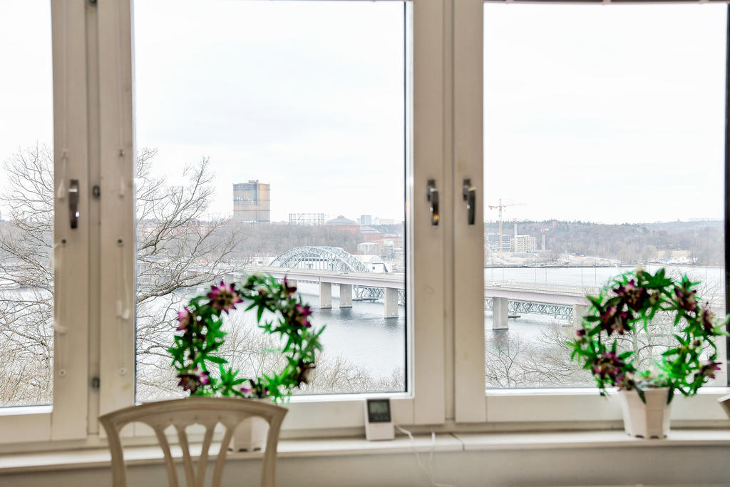 Utsikt från sällskapsrum på övre plan i Brf Hiertagården