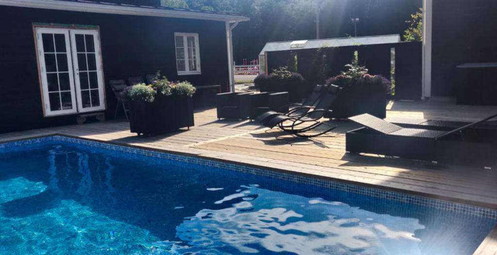 Poolen vid bostadshuset