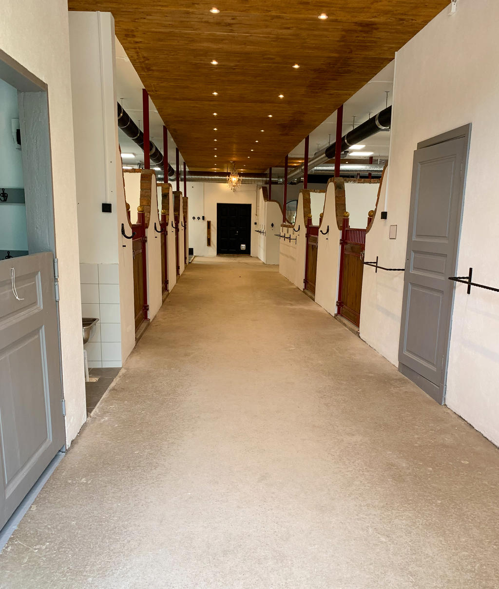 Väl tilltagna stallgångar - Hö rum - Foderkammare