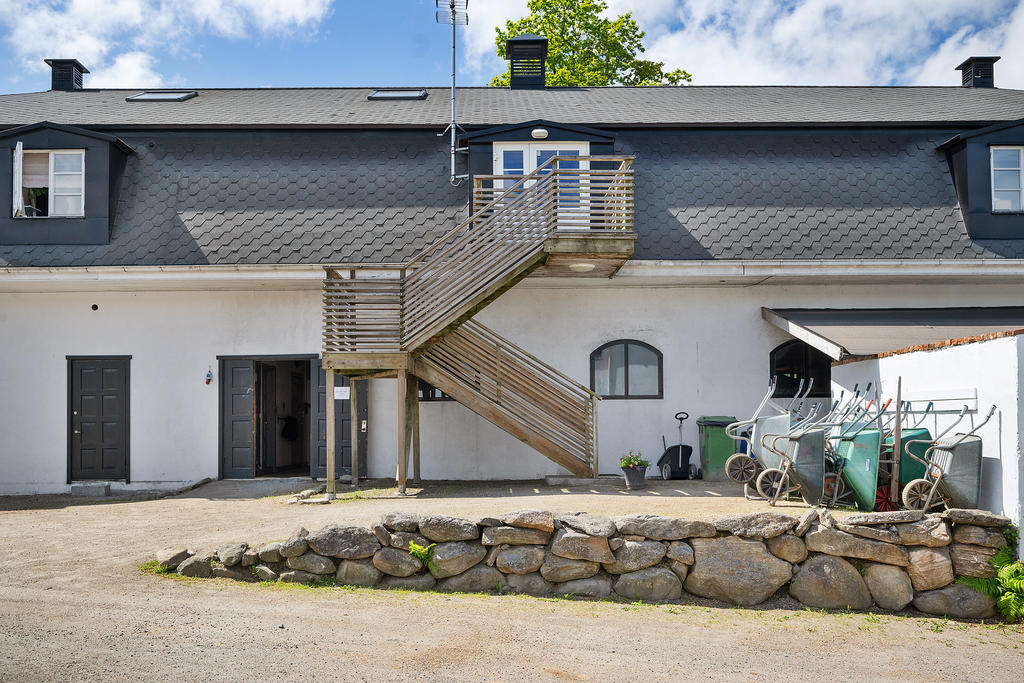 Trappan upp till en av bostäderna, ateljé och kontorsdelar.