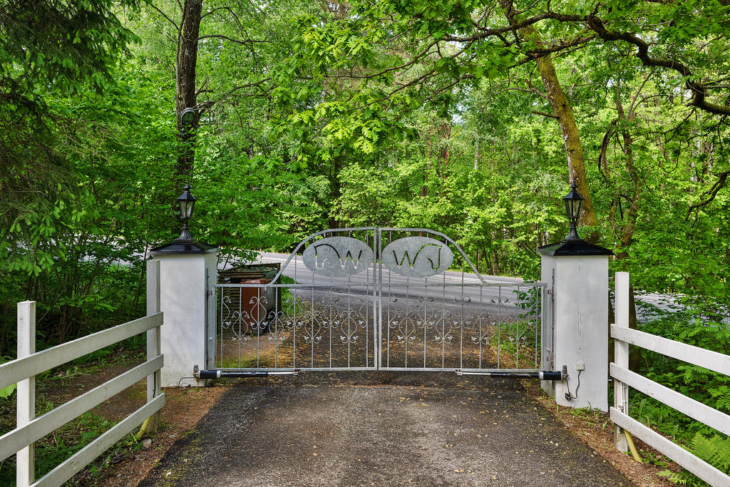 Privat entré till bostadshuset.