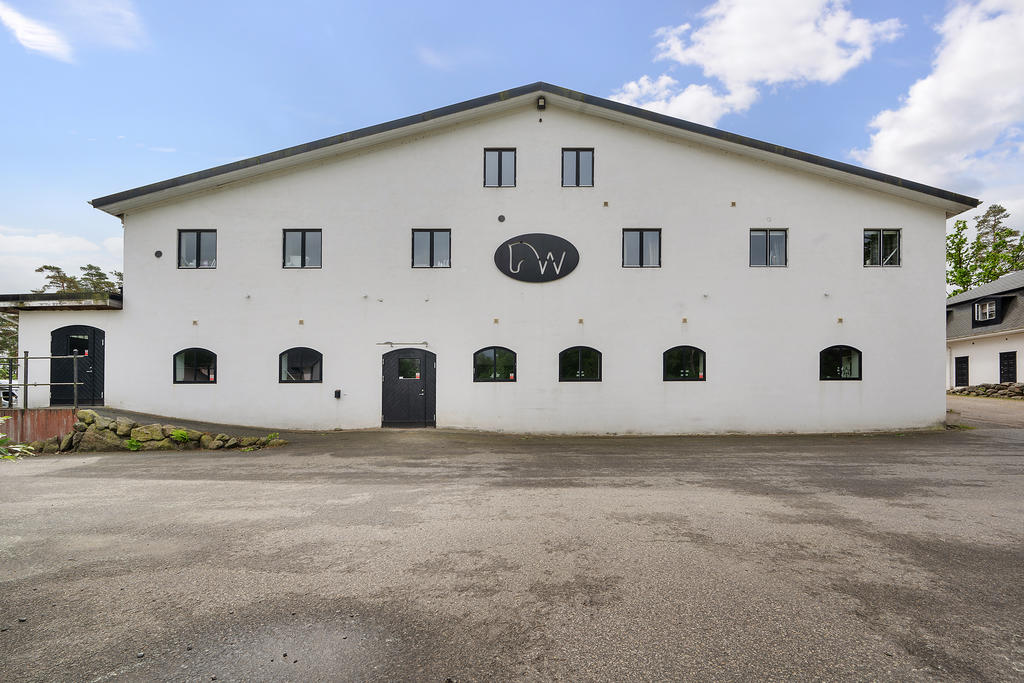 Framsida av ridhusbyggnaden.