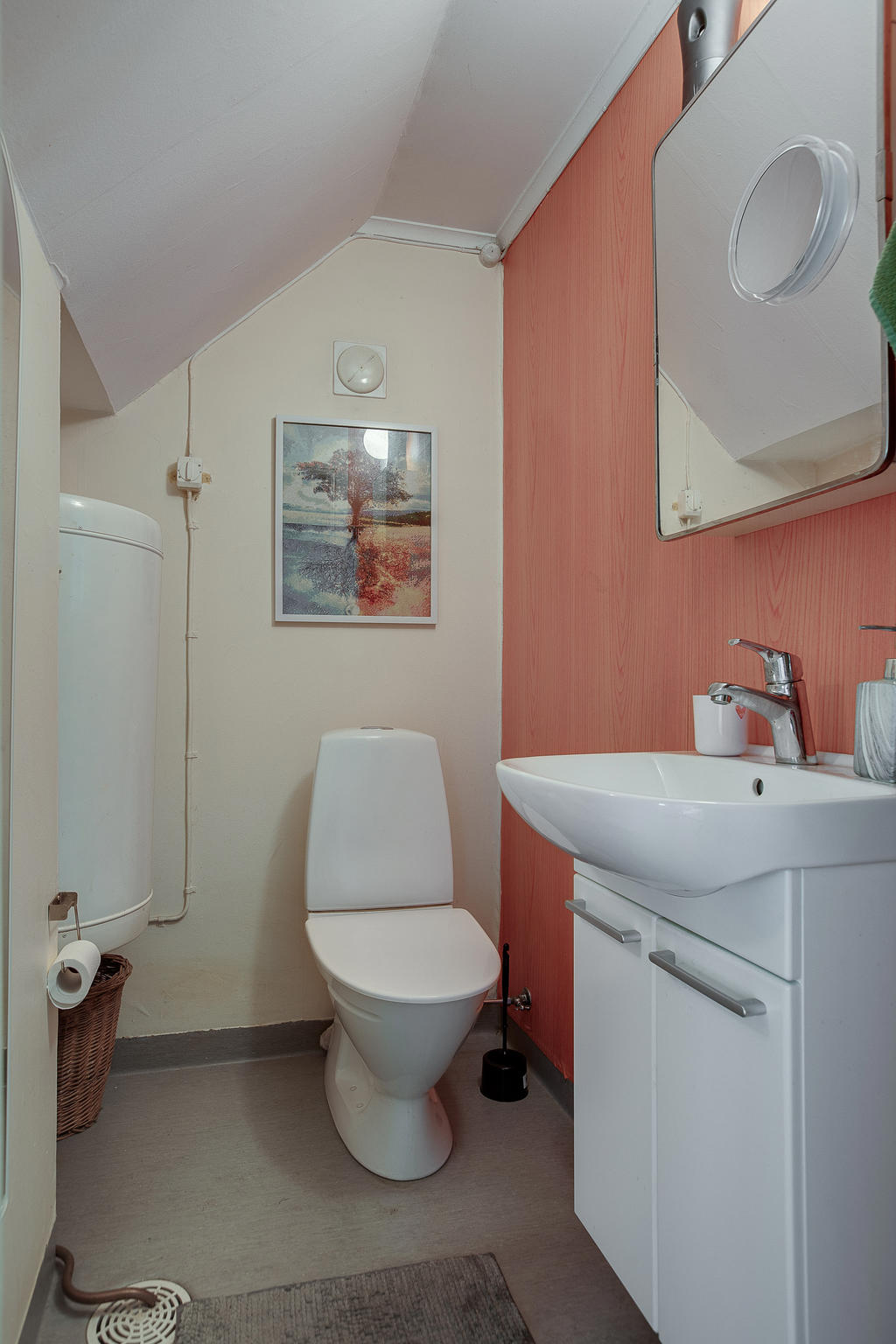 Wc med varmvattenberedare