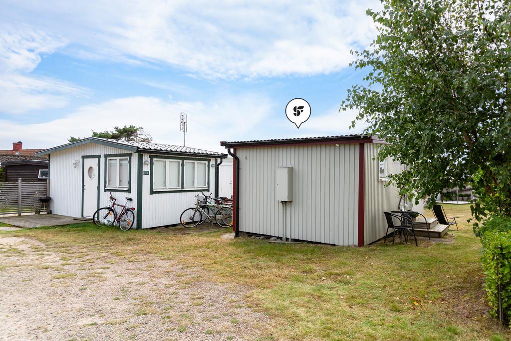 Fasad mot öster.  Möjlighet att parkera bilen bakom stugan