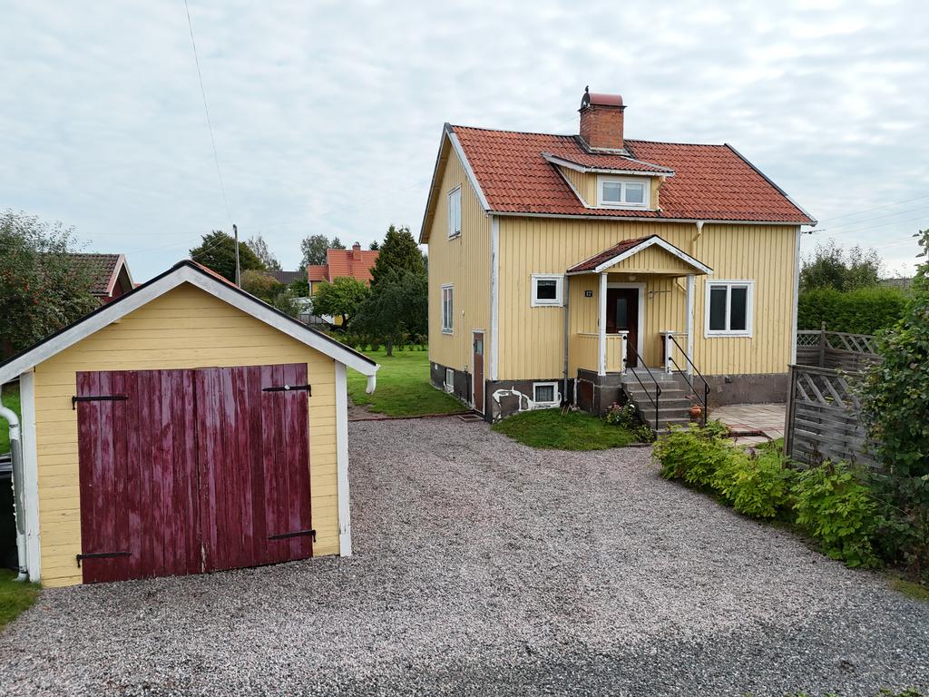 Grusad uppfart och ett mindre garage