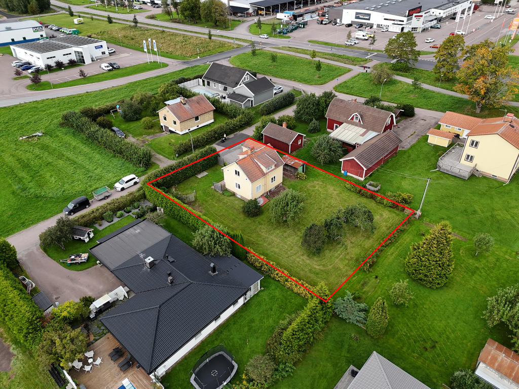 Fin uppvuxen tomt med häckar