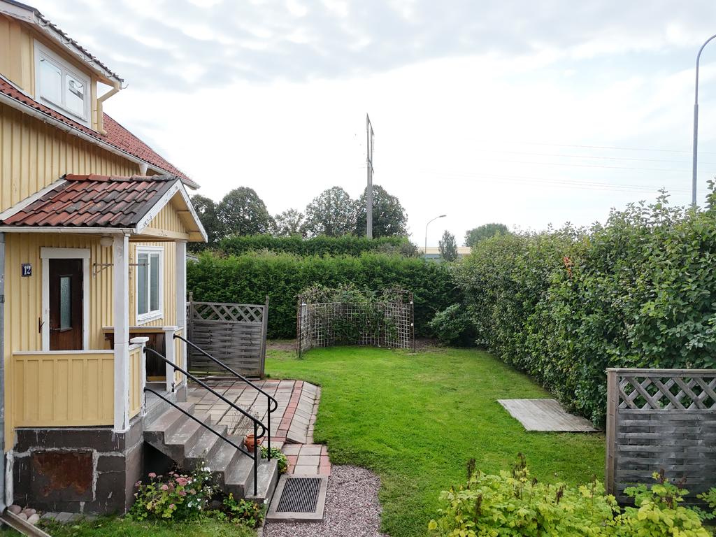 Stenbelagd uteplats på framsidan