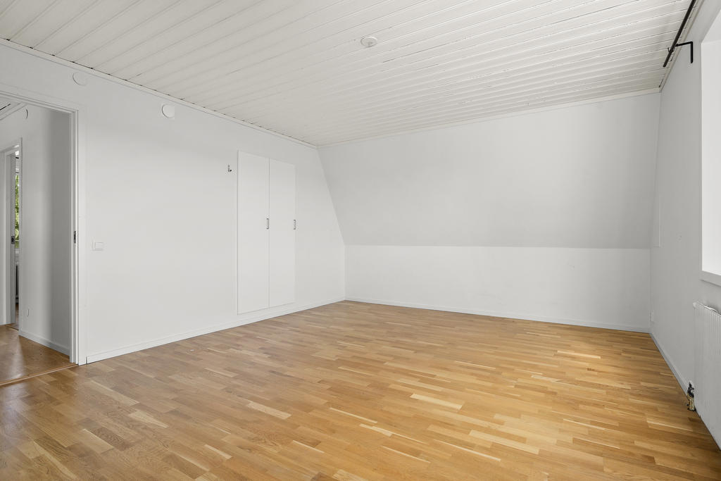 Rum/sovrum med 2 inbyggda garderober