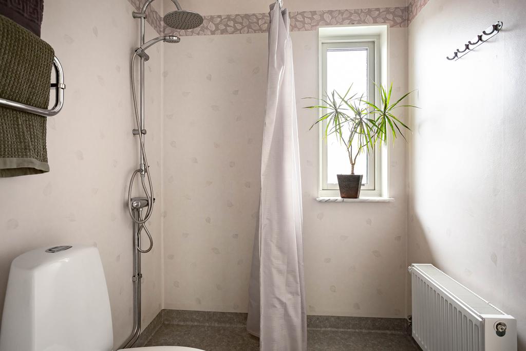 Duschutrymme och fönster för naturligt ljusinsläpp