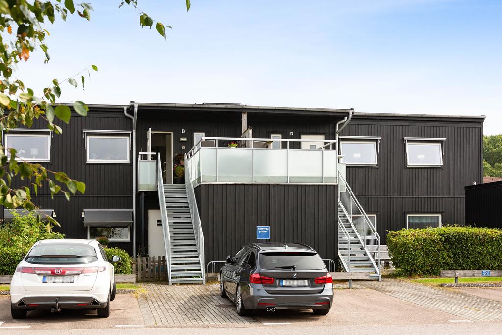 Praktiskt med förråd och parkering precis vid trappan upp till entrén