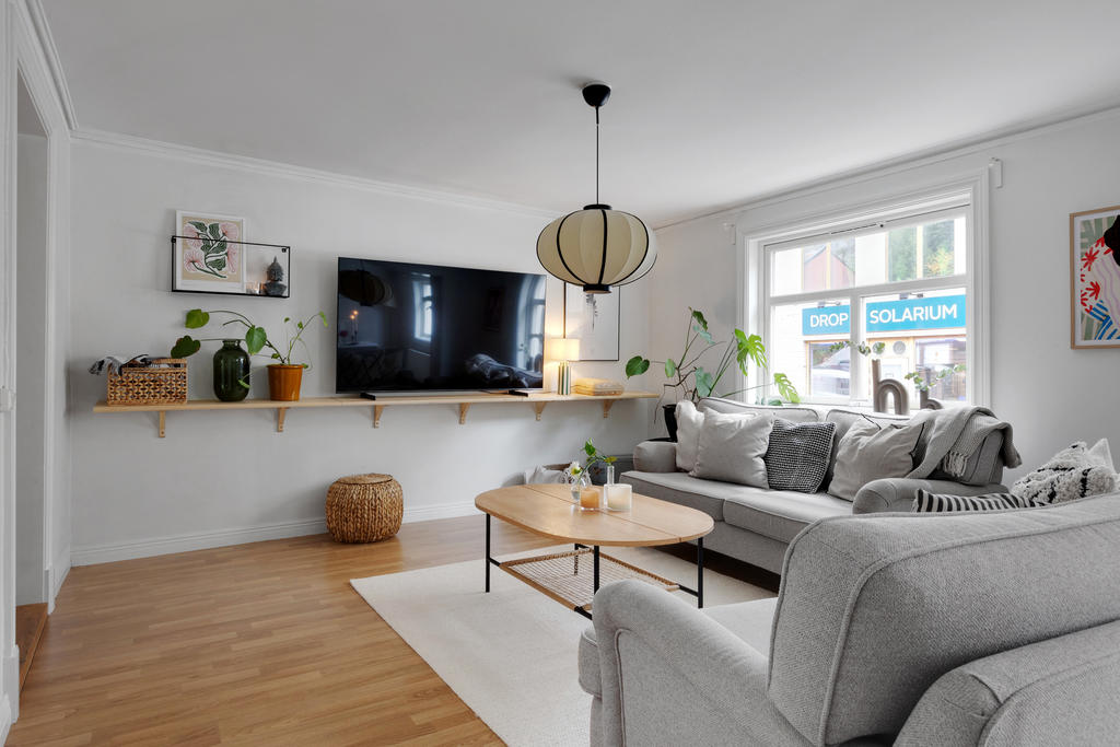 Gott om plats för soffgrupp och tv-möbel 