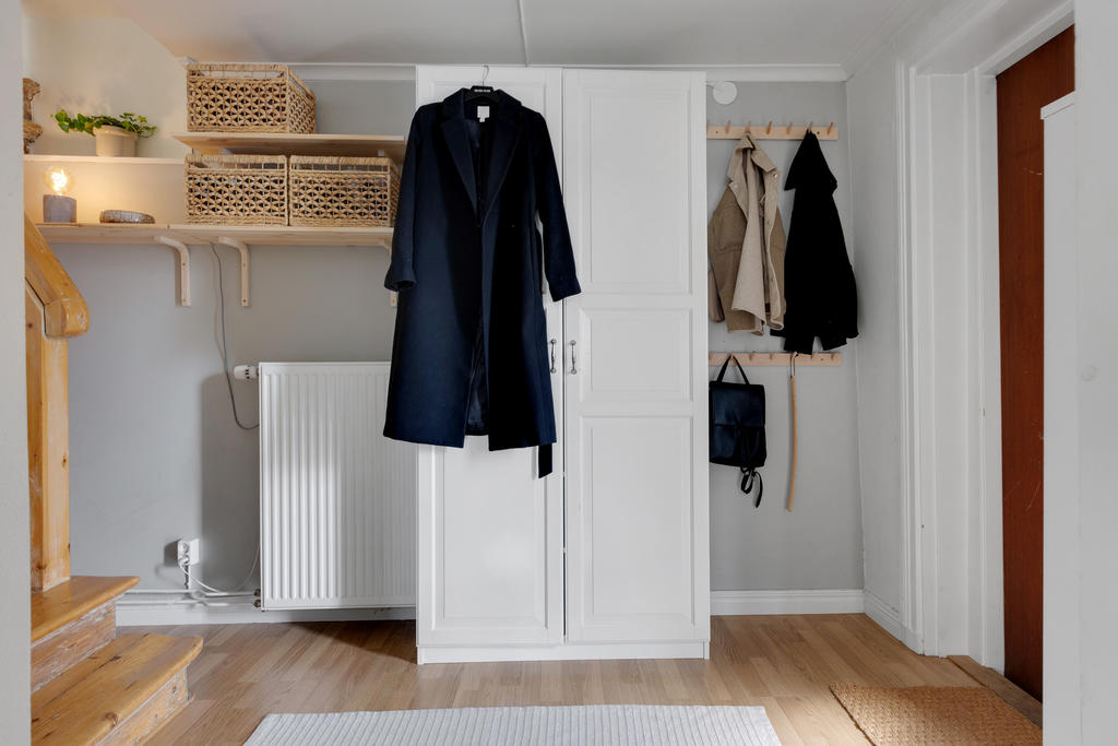 Hall med förvaringsmöjligheter och avhängning för ytterkläder