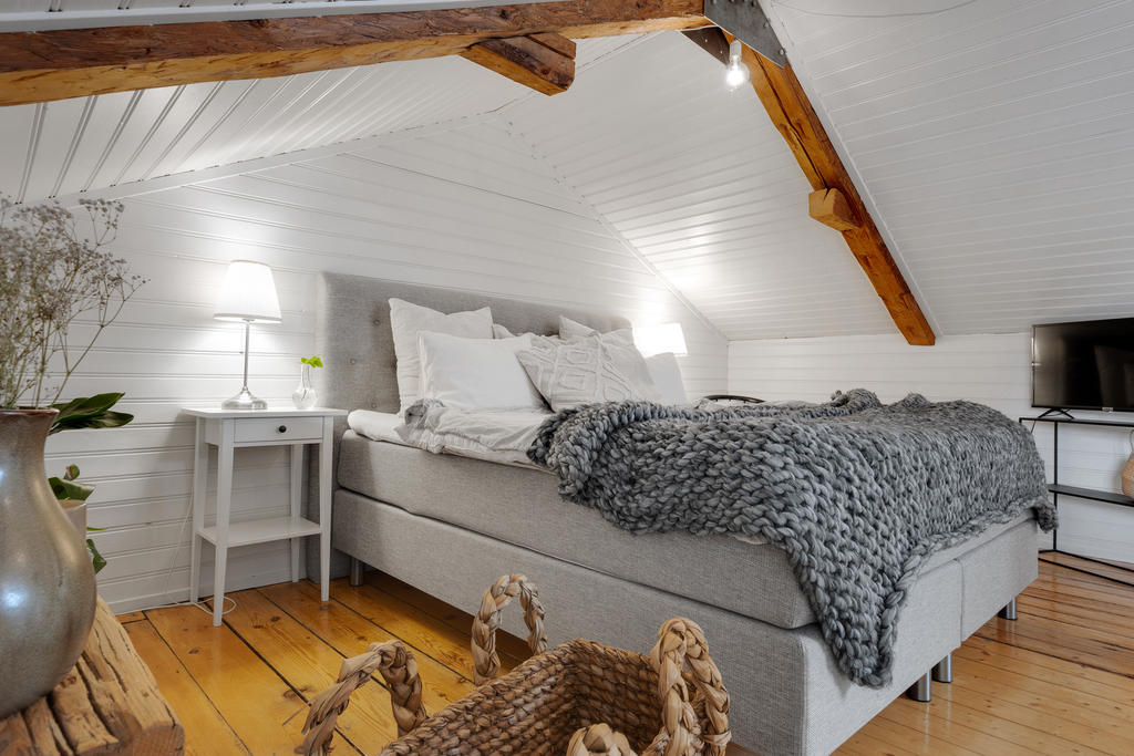 Gott om plats för dubbelsäng och sängbord 
