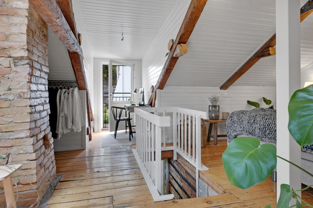 Vy från sovrum mot den franska balkongen 